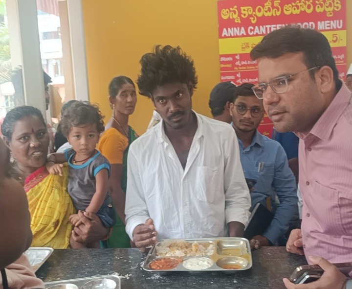 అన్న కాంటీన్ తనిఖీ చేసిన జీవీఎంసీ కమిషనర్