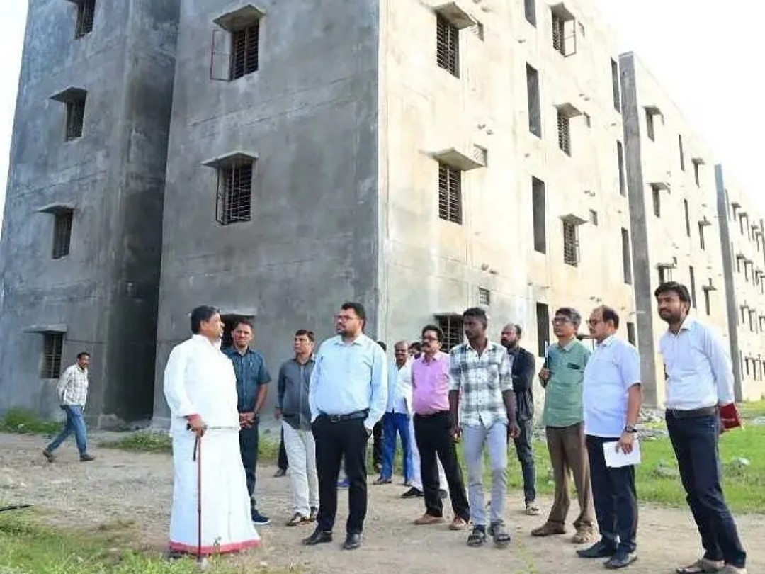 డబుల్ బెడ్ రూమ్ ఇళ్ల పనులు పూర్తి చేయాలి: కలెక్టర్