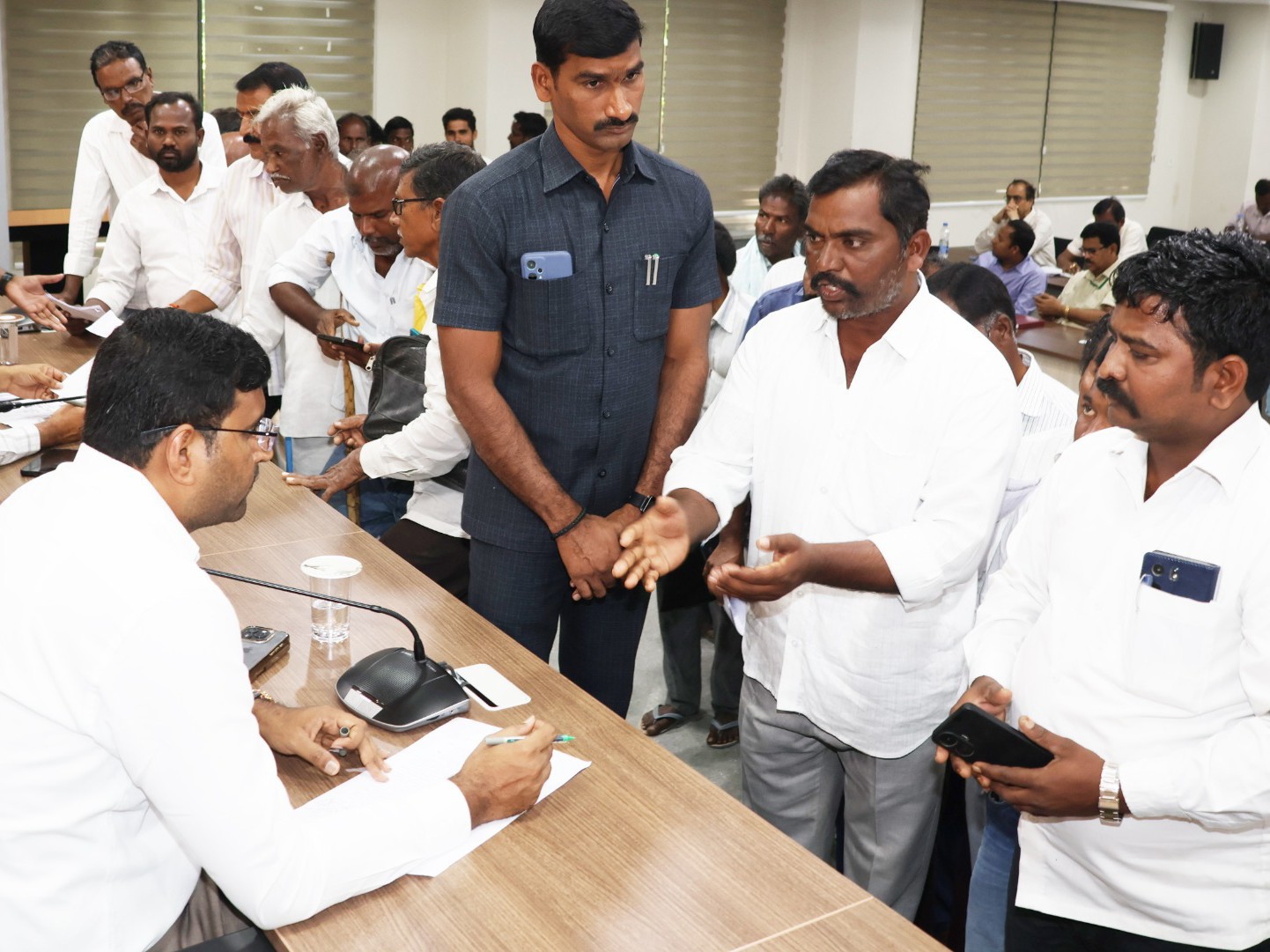 ప్రజావాణిలో 106 ఫిర్యాదులు: కలెక్టర్