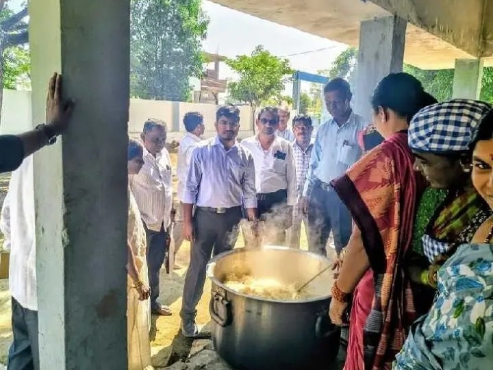 పాఠశాలలో డిప్యూటీ కలెక్టర్ ఆకస్మిక పర్యటన