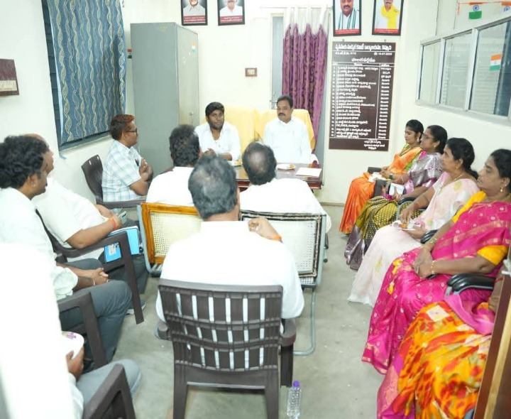 అగ్రికల్చర్ మార్కెట్ కమిటీ అధికారులతో ఎమ్మెల్యే సమీక్ష