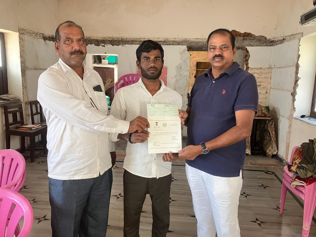 CMRF చెక్కును అందజేసిన మాజీ ఎమ్మెల్యే