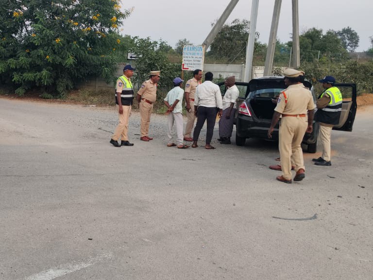 నందిగామలో వాహనాలను తనిఖీ చేసిన సీఐ