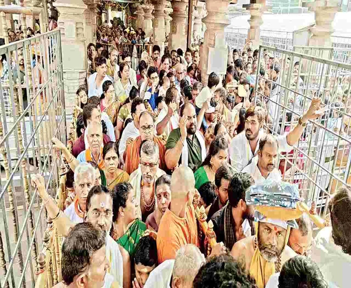 శ్రీశైలానికి పోటెత్తిన భక్తులు