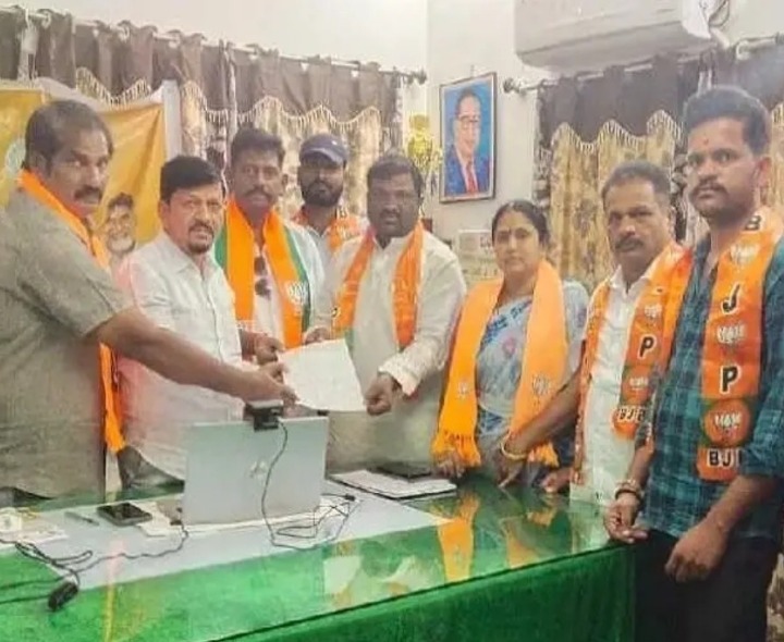 మున్సిపల్ కమిషనర్‌కు బీజేపీ నాయకుల వినతి