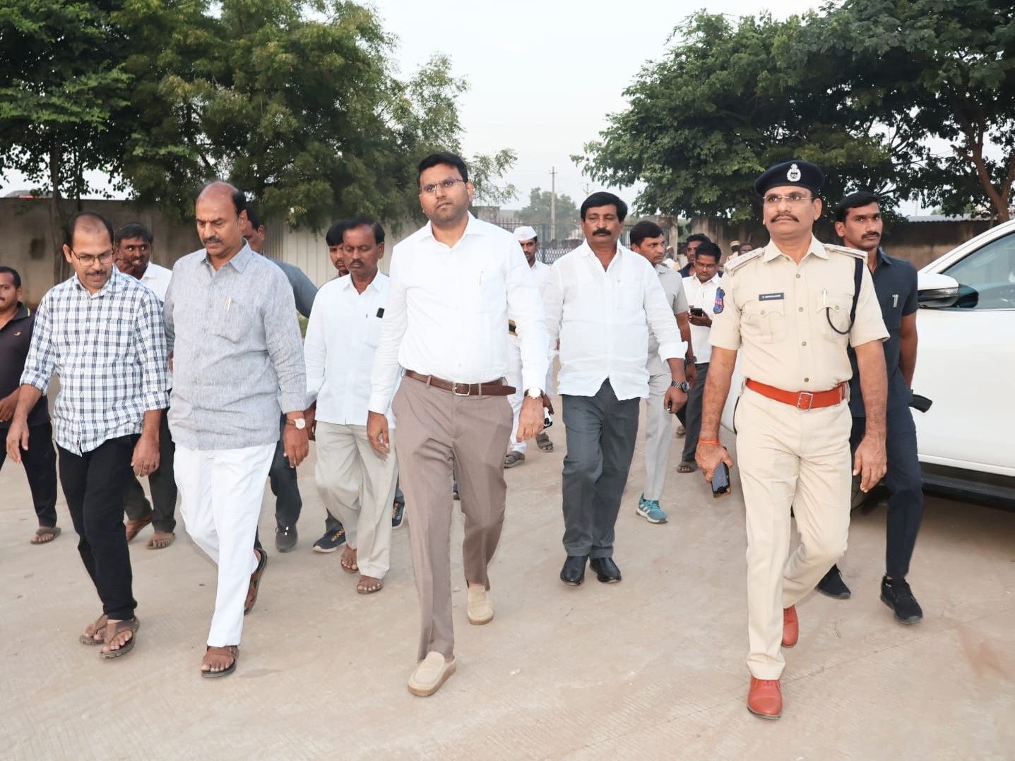 రైతులకు ఇబ్బంది కలిగించవద్దు: కలెక్టర్