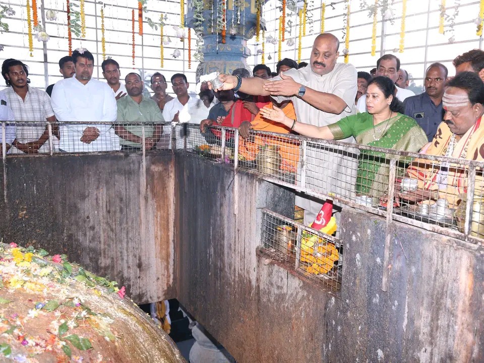 ఎండల మల్లికార్జున స్వామిని దర్శించుకున్న మంత్రి అచ్చెన్న