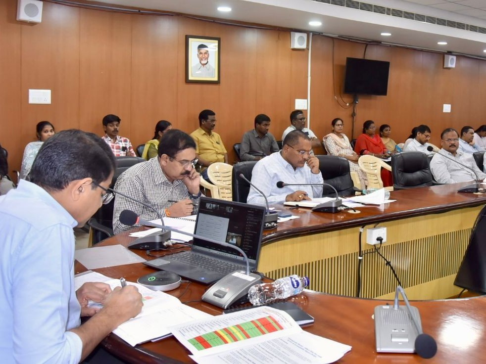 ‘సచివాలయ సిబ్బందిపై ఓ కన్నేయండి’