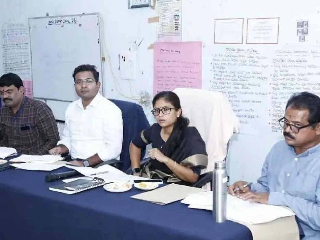 ఇందిరమ్మ ఇళ్లు త్వరగా నిర్మించేలా చూడాలి: కలెక్టర్