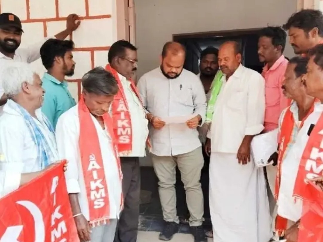 పేదలకు ఇళ్ల స్థలాలు మంజూరు చేయాలని వినతి