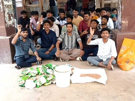 వంటల్లో నాసిరకం.. తెయూ విద్యార్థుల ధర్నా