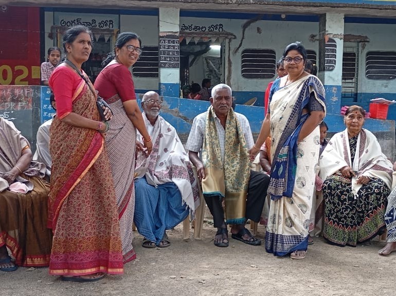 వయోవృద్ధులను సన్మానించిన CDPO