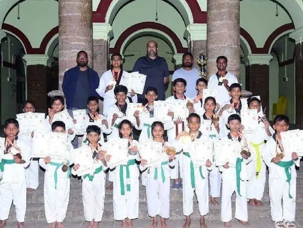 క్రీడాకారులను అభినందించిన ఎమ్మెల్యే