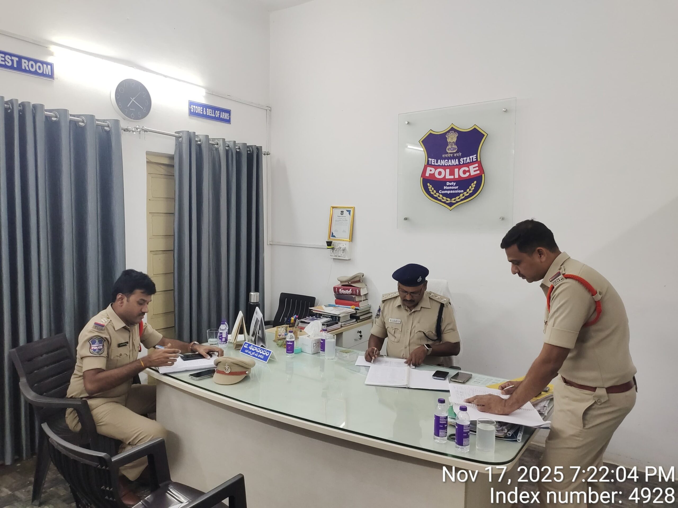 కేసుల ఇన్వెస్టిగేషన్ పరిశీలించిన డీఎస్పీ