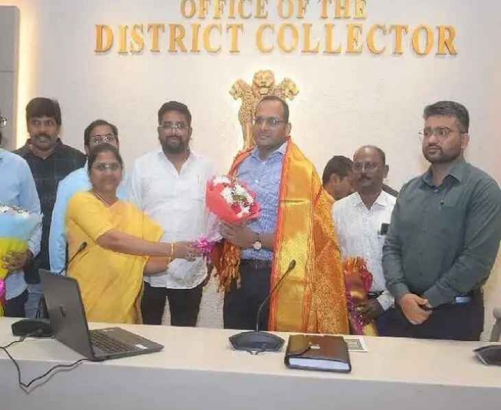 కలెక్టర్, జేసీలకు రెవెన్యూ అసోసియేషన్ సత్కారం