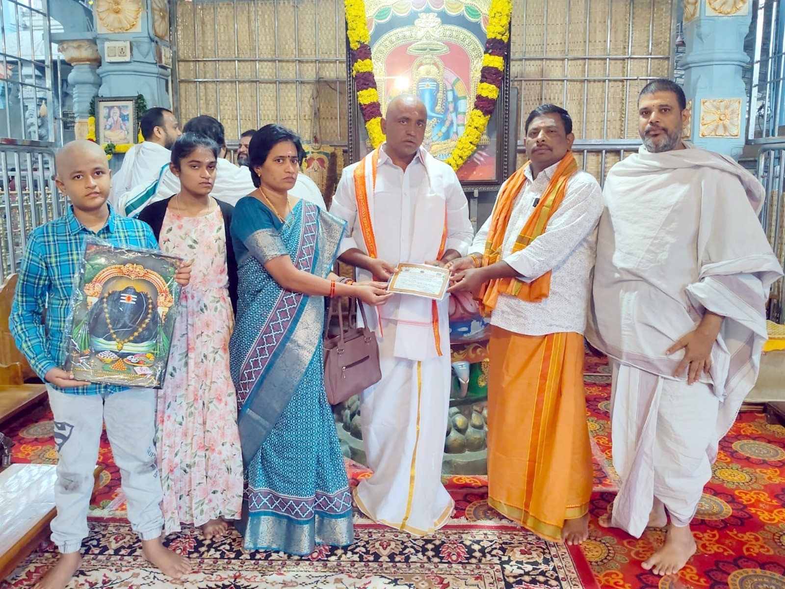 నిత్యాన్నదానానికి లక్ష విరాళం