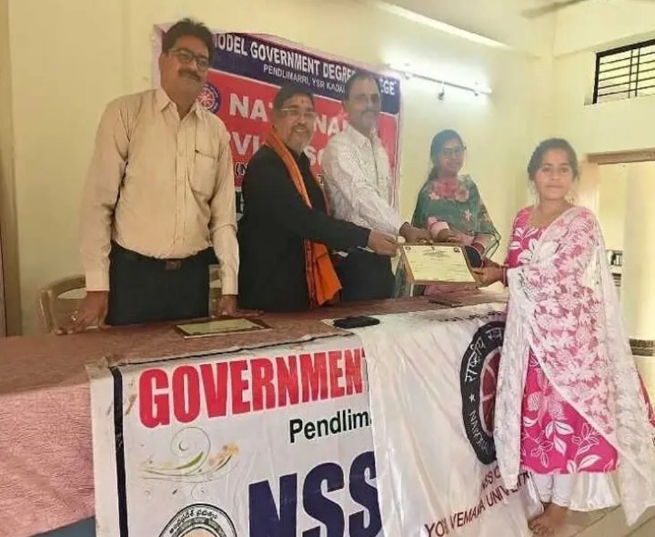 ‘సామాజిక సేవలో వాలంటీర్లు ఆదర్శంగా నిలవాలి’