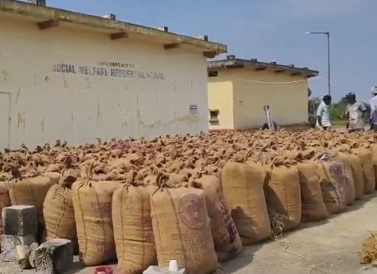 ధాన్యం కొనుగోలు కేంద్రాల వద్ద రైతుల ఆందోళన