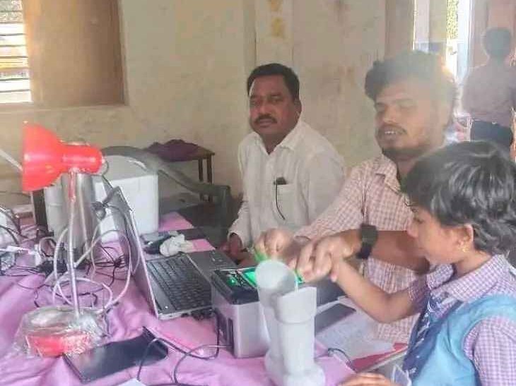 ఆధార్ స్పెషల్ డ్రైవ్‌ను పరిశీలించిన MPDO