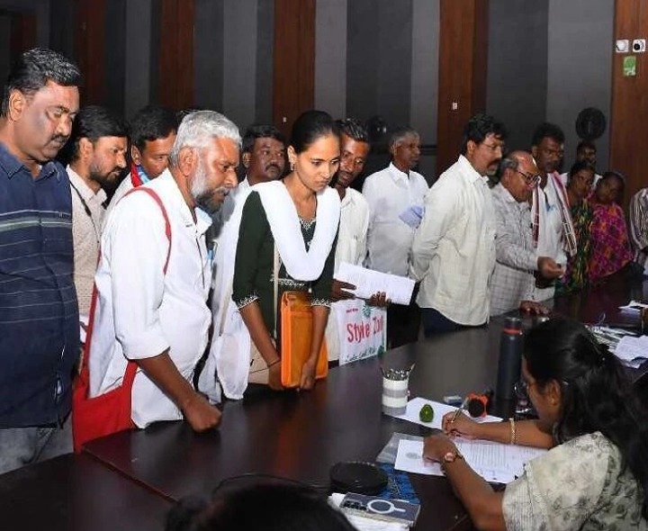 ‘కార్మికుల కుటుంబాలకు ఉద్యోగాలు ఇవ్వాలి’