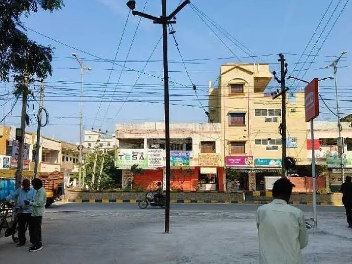 నడిరోడ్డుపై ప్రమాదకరంగా విద్యుత్ స్తంభం