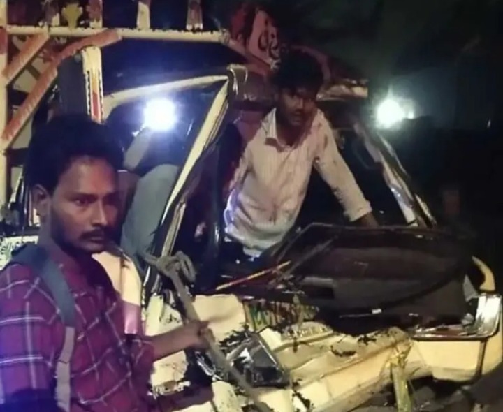 రోడ్డు ప్రమాదం.. వాహనంలో ఇరుక్కుపోయిన డ్రైవర్