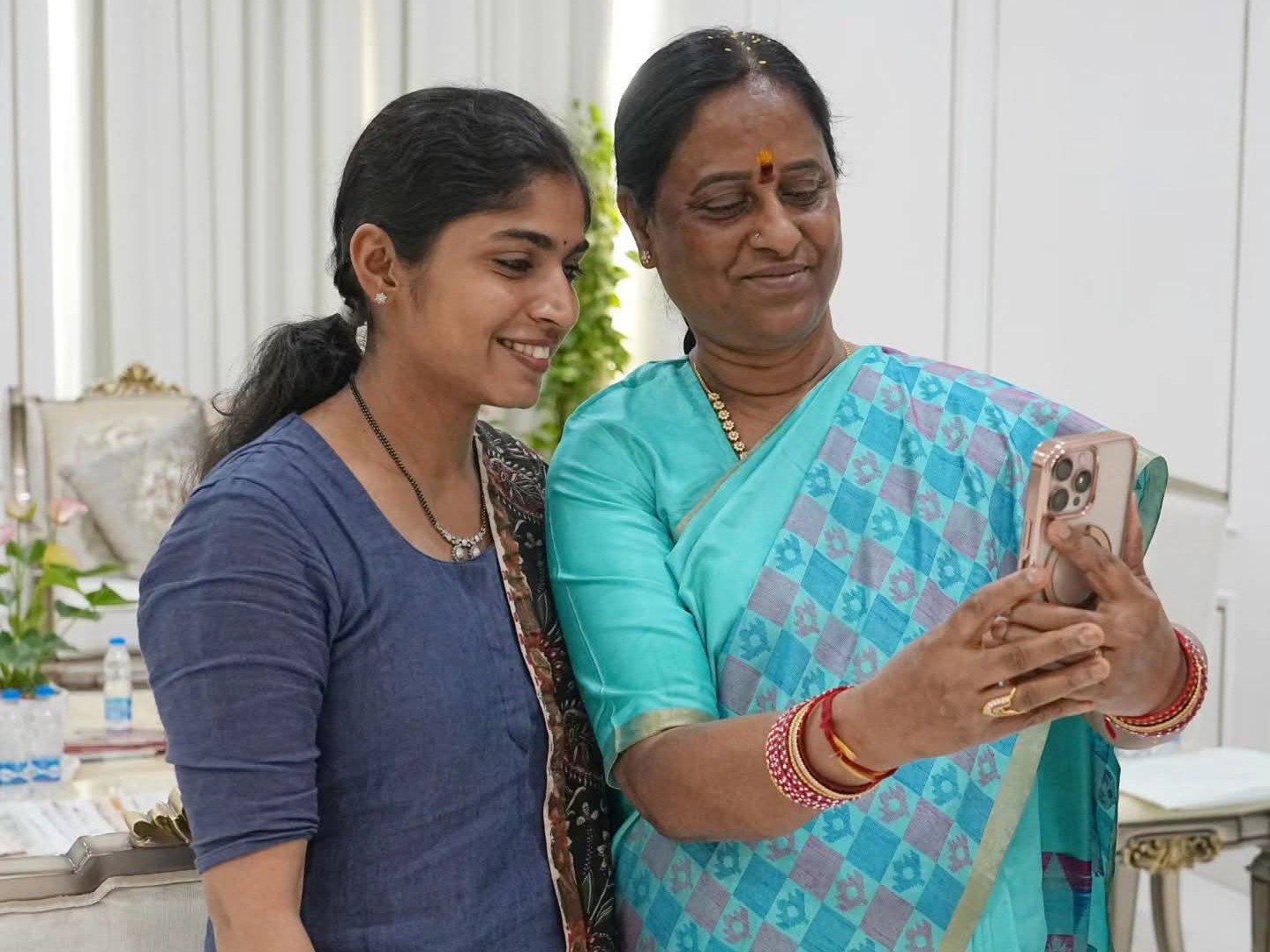 పాలకుర్తి ఎమ్మెల్యేతో మంత్రి కొండా సురేఖ సెల్ఫీ