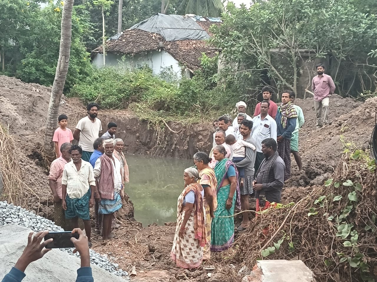 సెల్ టవర్ నిర్మాణ పనులను అడ్డగించిన గ్రామస్తులు
