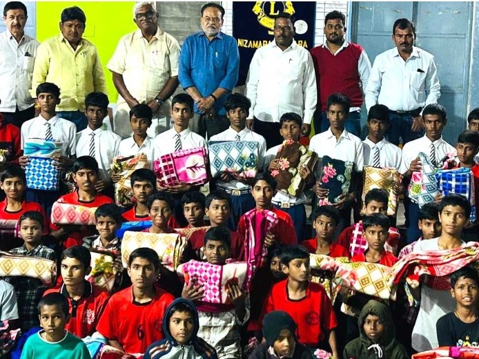 హాస్టల్ విద్యార్థులకు రగ్గుల పంపిణీ