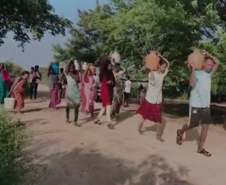 అయ్యో పాపం.. గుక్కెడు నీళ్లకు ఎన్ని తిప్పలో..!