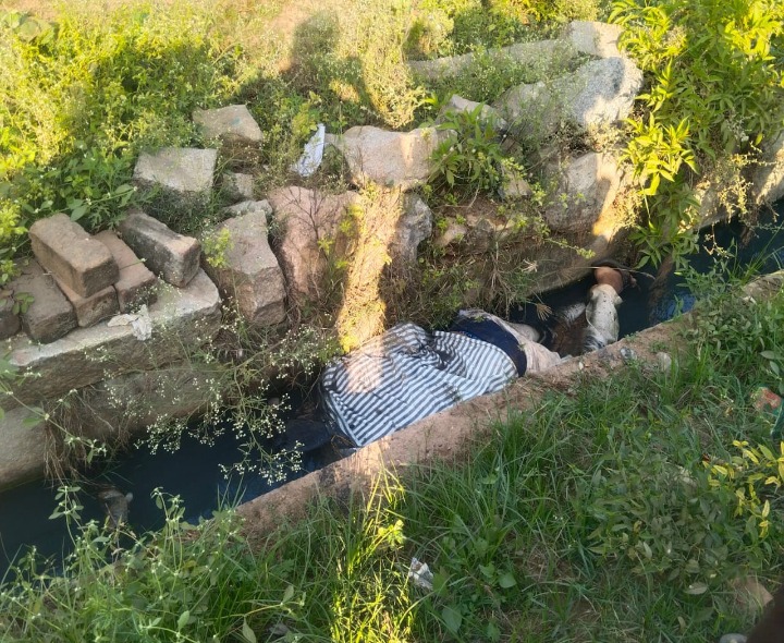 డ్రైనేజీలో మనిషి మృతదేహం లభ్యం