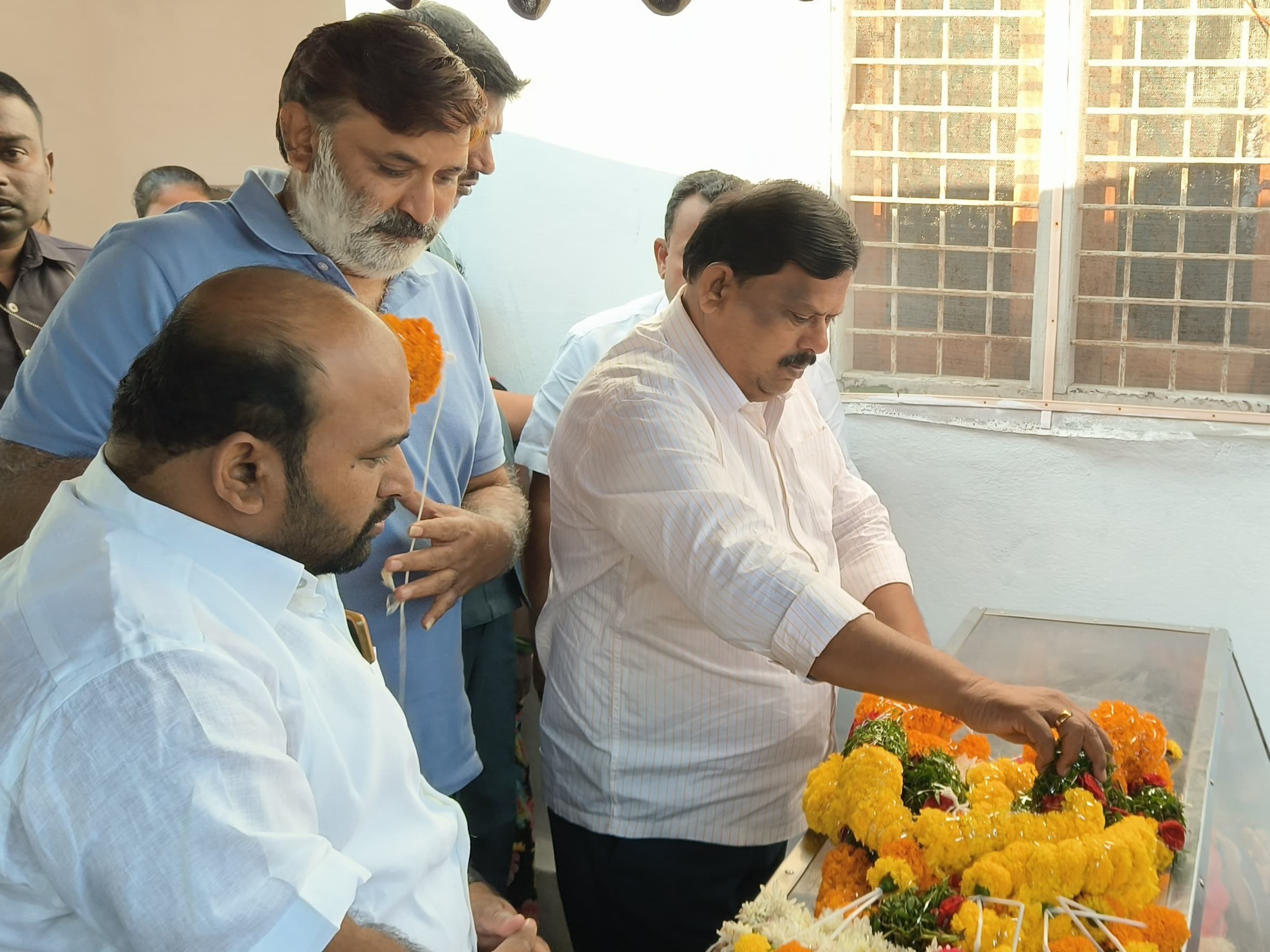 కాంగ్రెస్ పార్టీ నాయకునికి  నివాళులు అర్పించిన ఎమ్మెల్యే