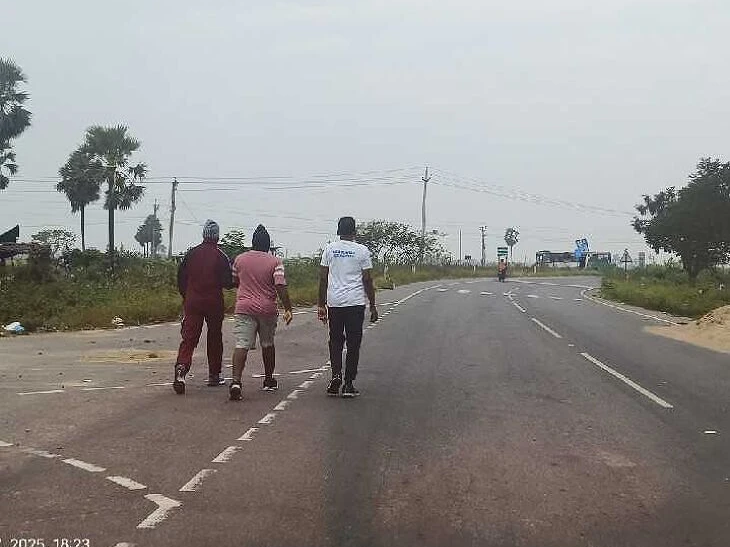 రోడ్డుపై వాకింగ్‌తో ప్రమాదం..!