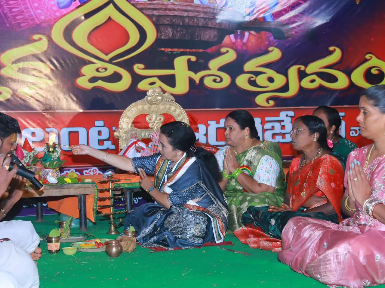 అంగరంగ వైభవంగా కార్తీక దీపోత్సవం