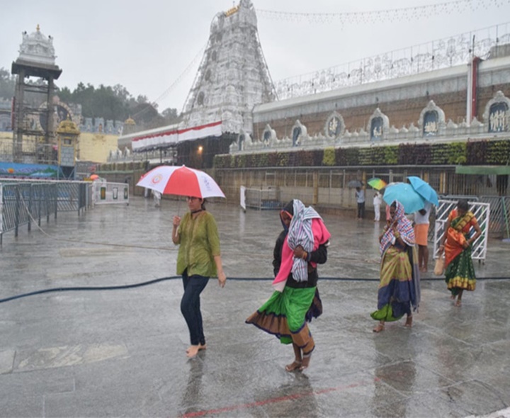తిరుమలలో వర్షం.. భక్తుల ఇబ్బందులు
