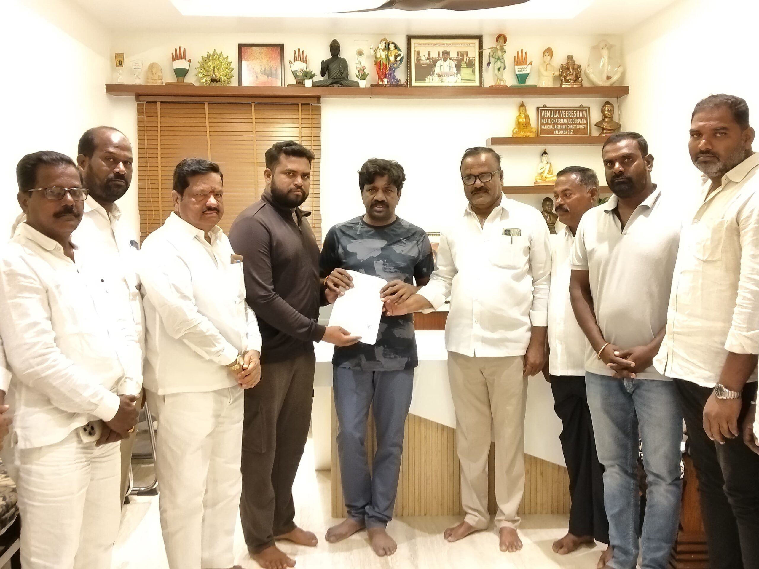 బాధిత కుటుంబానికి  LOC చెక్కును అందజేసిన ఎమ్మెల్యే