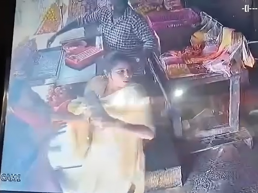 మహిళా కానిస్టేబుల్‌పై ఇద్దరు అక్కాచెల్లెళ్ల దాడి