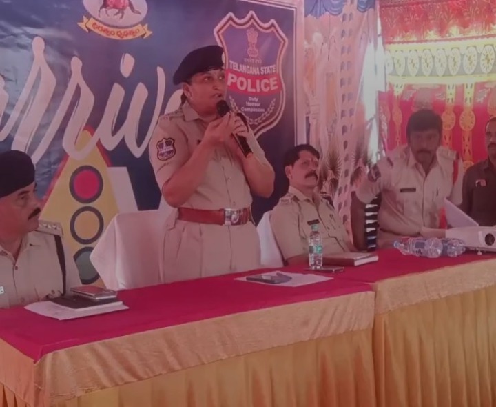 రోడ్డు భద్రత నియమాలు పాటించాలి: ఎస్పీ