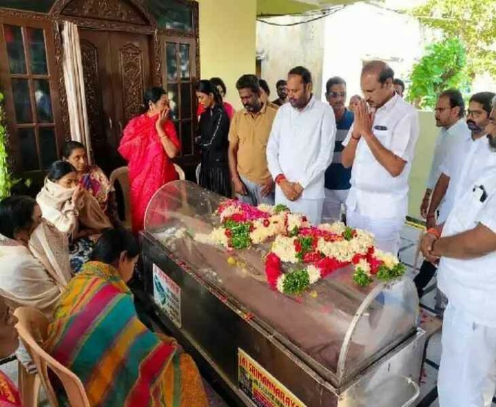 సురేందర్ రెడ్డికి నివాళులర్పించిన ఎమ్మెల్యే