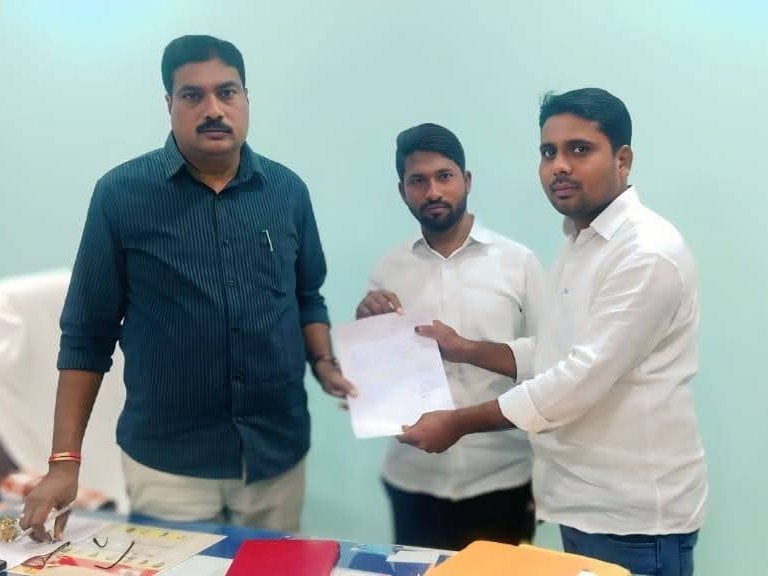 రోడ్డు పక్కన చెత్త వేయడం పై ఫిర్యాదు