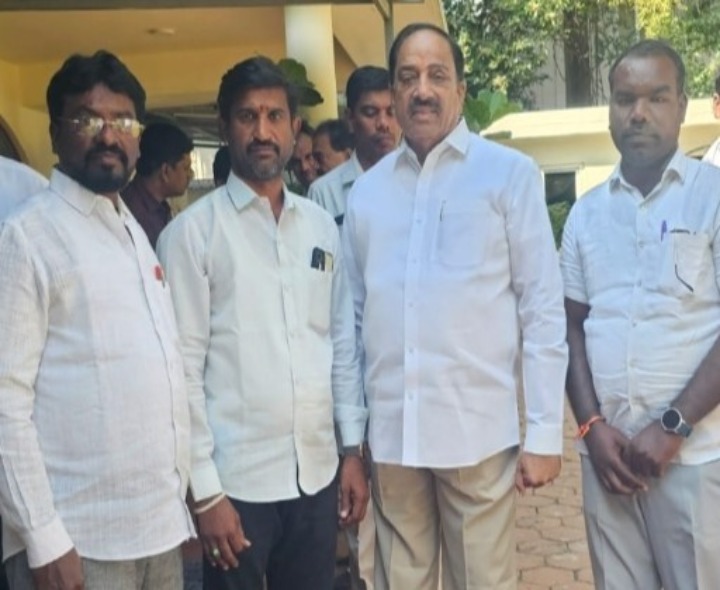 మంత్రి తుమ్మలను  కలిసిన జిల్లా కాంగ్రెస్ నాయకులు