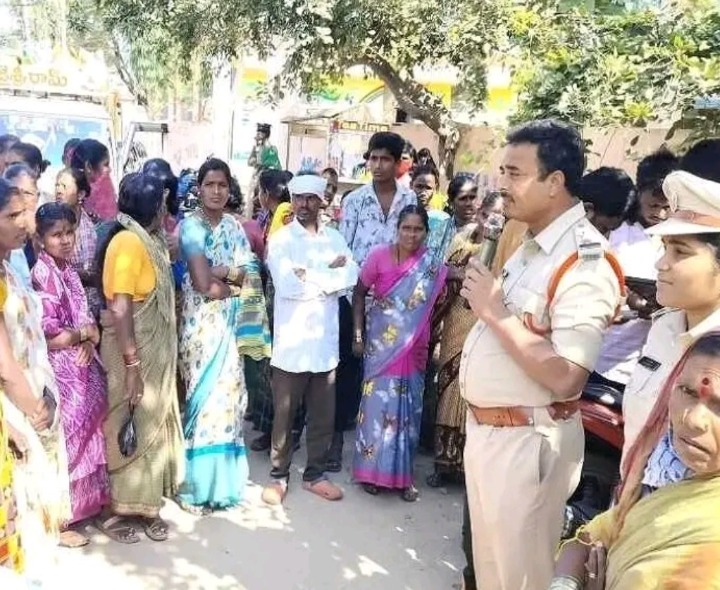 ప్రయాణ నిబంధనలపై అవగాహన కల్పించిన ఎస్సై