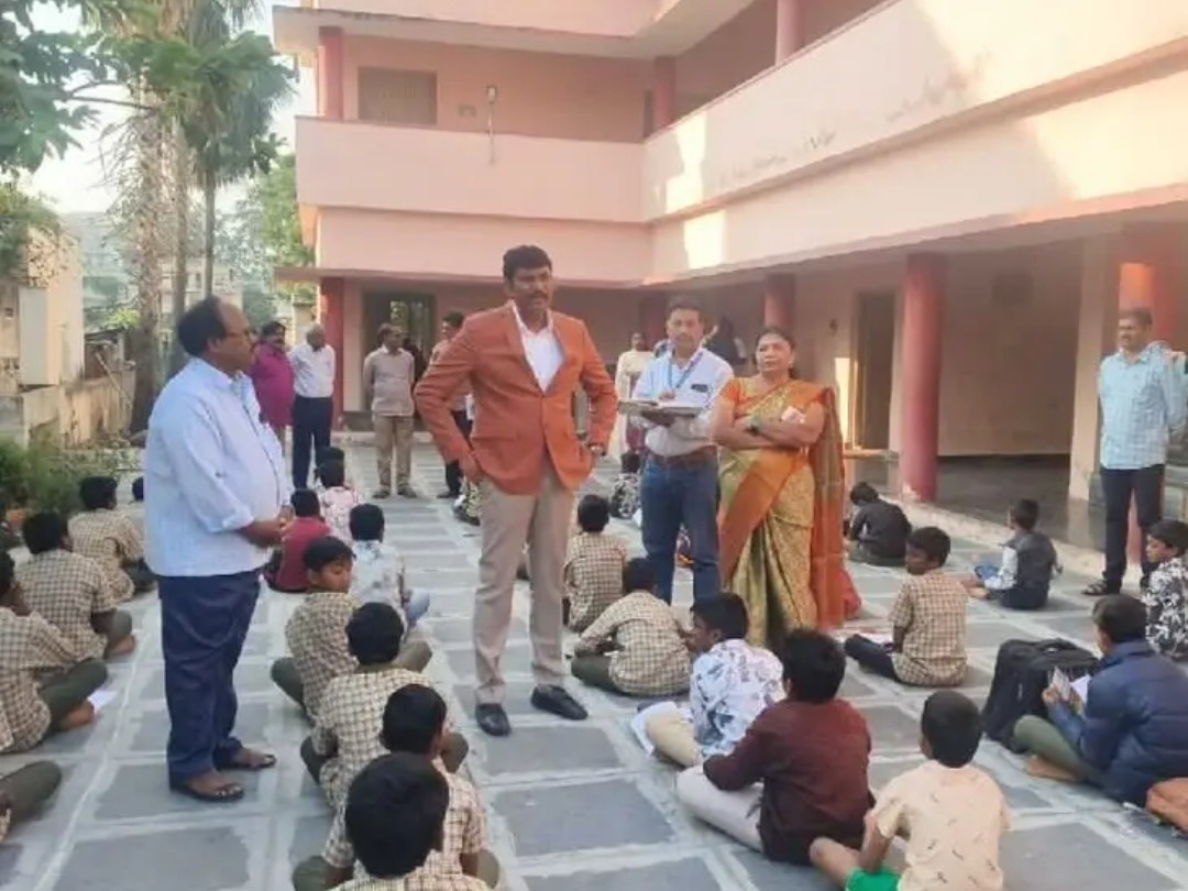 కంచికచర్ల హాస్టల్లో ఫుడ్ కమిషన్ ఛైర్మన్ ఆకస్మిక తనిఖీ