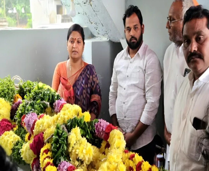 పార్థివ దేహానికి నివాళులర్పించిన ఎమ్మెల్యే