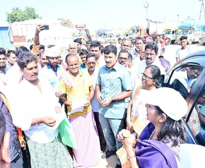 పత్తి కొనుగోళు కేంద్రాలను పరిశీలించిన కలెక్టర్