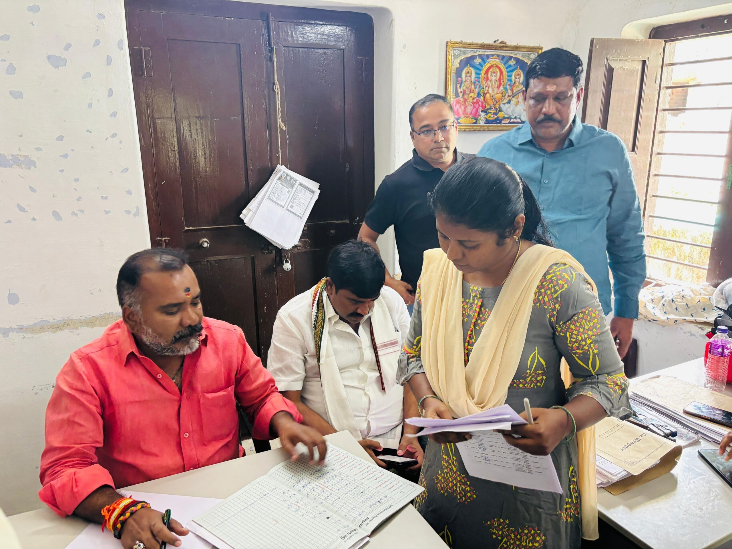 సచివాలయ సిబ్బందిపై MLA సీరియస్