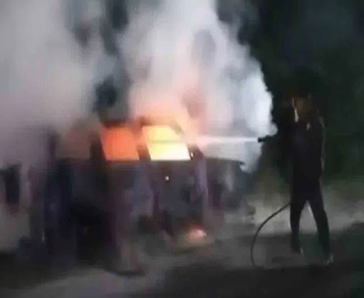 అంబులెన్స్‌లో మంటలు.. నలుగురు సజీవదహనం