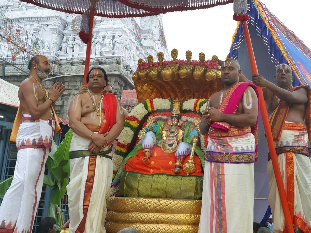 పెద్దశేష వాహనంపై పరమపద నాధుడు