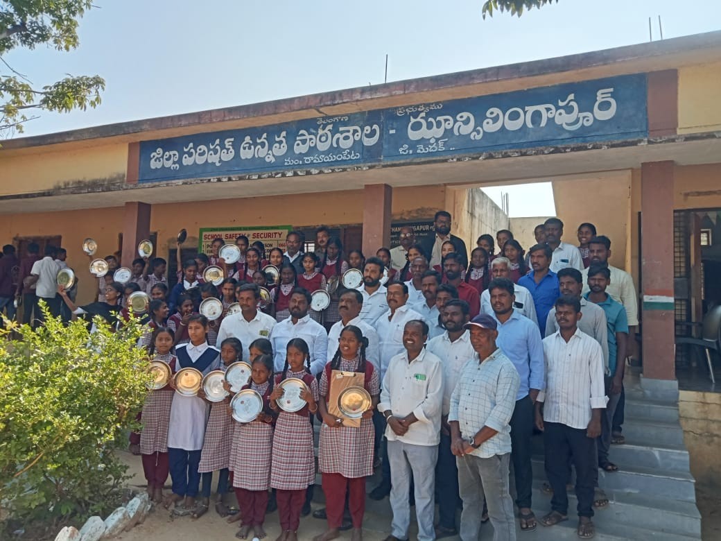 విద్యార్థులకు స్టీల్ ప్లేట్స్ పంపిణీ
