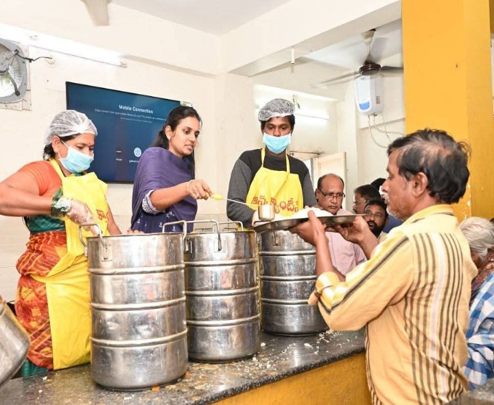 ప్రభుత్వం అందించిన మెనూ వడ్డించాలి: కలెక్టర్